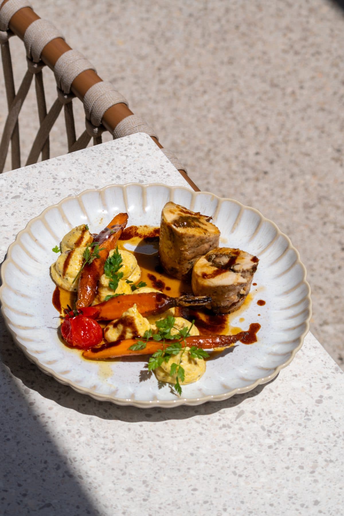 Plat du chef au soleil sur la terrasse